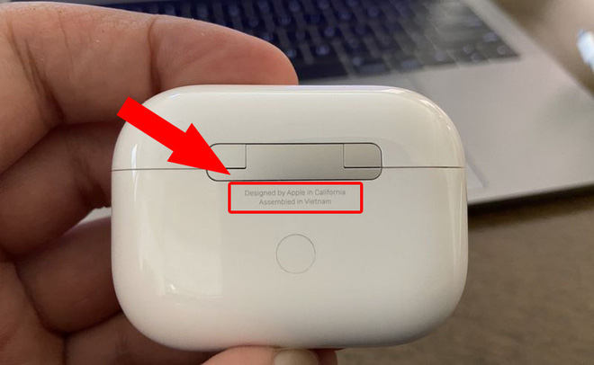 Mẫu AirPods cao cấp với dòng chữ 'Lắp ráp tại Việt Nam'